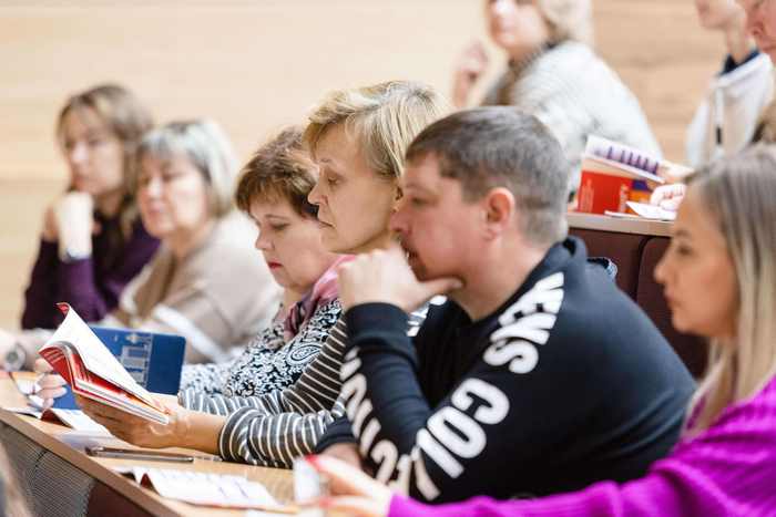 Взрослые люди